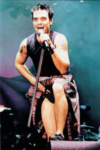 Robbie Williams vuole far sapere cosa indossa o non indossa sotto il kilt!