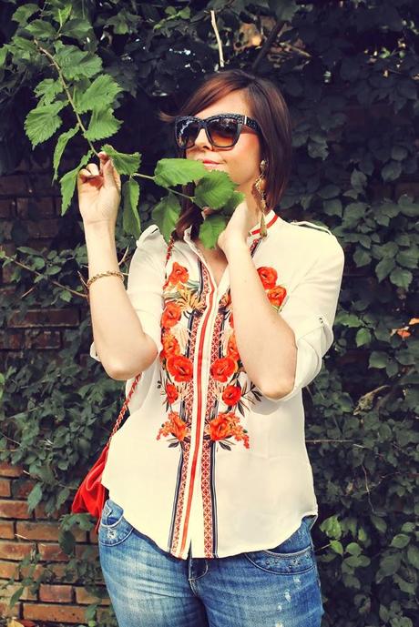Outfit: jeans Liu Jo e camicia bianca con stampa floreale arancio