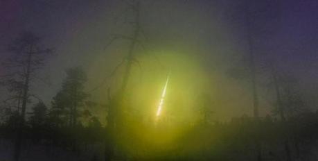 È originario di Kuusamo l’insegnante di fisica e astronomo per diletto Asko Aikkila, autore di questa immagine del meteorite incandescente caduto sul confine fra Russia e Finlandia lo scorso aprile. Crediti: Asko Aikkila / Finnish Fireball Network.