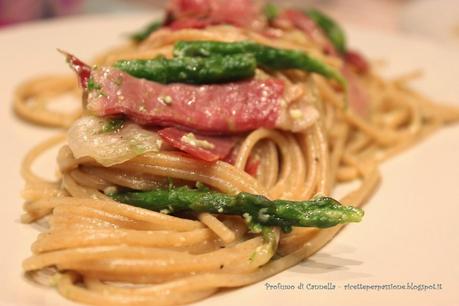 Spaghetti alla carbonara di asparagi - pasta integrale e speck per un gusto deciso