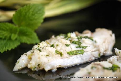 Come cucinare un ottimo filetto di pesce: mostella marinata nell'idromele con melissa e talli d'aglio
