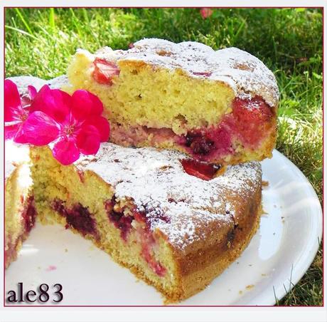 TORTA VELOCE CON FRAGOLE E MORE