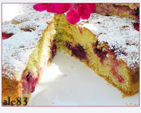 TORTA VELOCE CON FRAGOLE E MORE