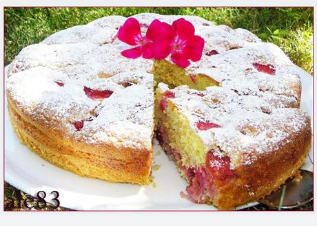 TORTA VELOCE CON FRAGOLE E MORE