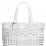 DKNY SHOPPING BAG BIANCA: una borsa versatile e capiente con pelle traforata, perfetta per le vacanze ma anche in città.