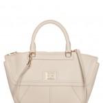 ESCADA: una borsa elegante, capiente color panna, adatta a chi ama outfit chic e ricercati.