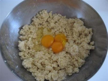 attenendo un composto granuloso. Aggiungere le uova e continuare a impastare fino ad ottenere un impasto molto morbido.