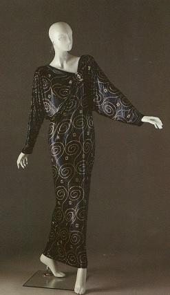 Gianni Versace 1985 - Vengono utilizzati largamento temi decorativi presenti nelle opere della Secessione viennese
