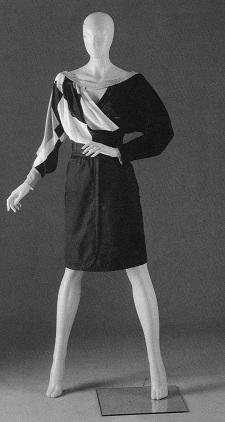Gianni Versace 1983 - Completo da giorno composto da motivi geometrici nei colori bianco, nero, beige e crepe de Chine nero