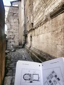 Con La Guida Archeologica Laterza in mano andiamo in esplorazione del tempio di Sant'Ansano