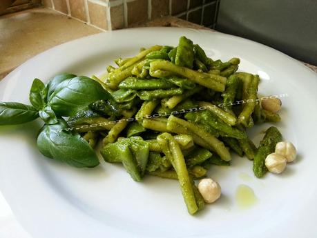 Casarecce con fagiolini e pesto di basilico e nocciole.