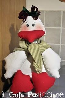 Un gufo che partorisce un pollo Un gufo che partorisce un pollo