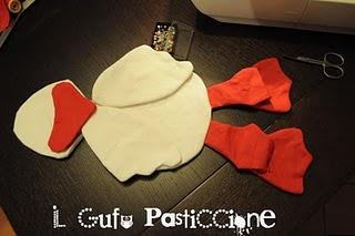 Un gufo che partorisce un pollo Un gufo che partorisce un pollo