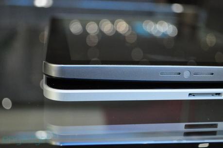 galaxytabsipad7 Samsung presenta il Galaxy Tab 2: foto, video, caratteristiche, dettagli e confronto con iPad [MWC]