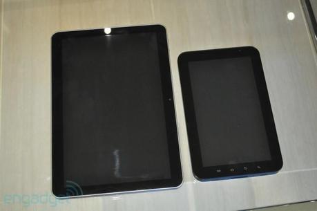 galaxytabsipad1 Samsung presenta il Galaxy Tab 2: foto, video, caratteristiche, dettagli e confronto con iPad [MWC]