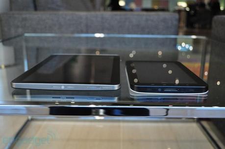 galaxytabsipad3 Samsung presenta il Galaxy Tab 2: foto, video, caratteristiche, dettagli e confronto con iPad [MWC]