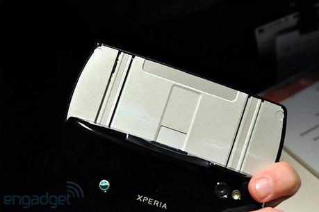 xperia play hands dsc0485 rm eng Sony Ericsson Xperia Play: caratteristiche, foto, video e dettagli [MWC]