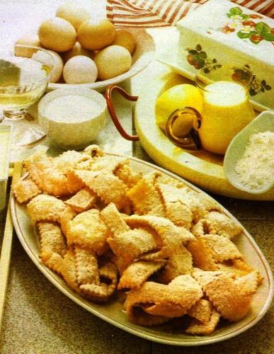 Dolci italiani di carnevale; berlingozzo,frittelle,chiacchiere,crema fritta