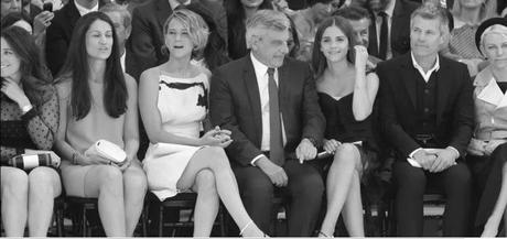 Jennifer Lawrence e Emma Watson sentadas ao lado de Sidney Toledano dior