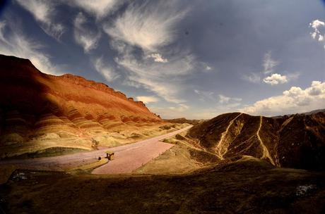 Cloudy Road to Zhangye Danxia Color Mountains, China Le Montagne Colorate di Zhangye Danxia in 14 Foto