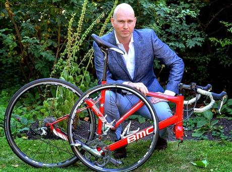 Video, Ecco l'incredibile impatto frontale tra bici e auto Video, Ecco l'incredibile impatto frontale tra bici e auto