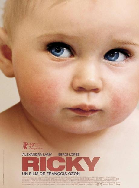 “Ricky – Una storia d’amore e libertà” di François Ozon: un drammatico spaccato della società proletaria, dai risvolti decisamente surreali.