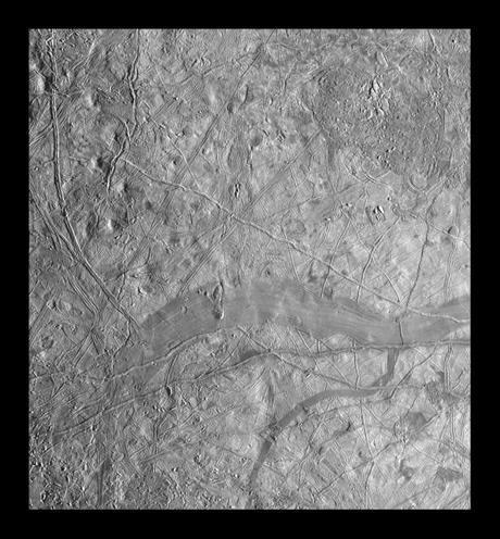 Mosaico di immagini della superficie di Europa ottenute dalla sonda Galileo il 6 novembre 1997, su un’area di 365 km per 335 km. Crediti: NASA/JPL