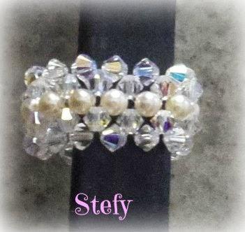 Un anello elegante con swarovski e perle.