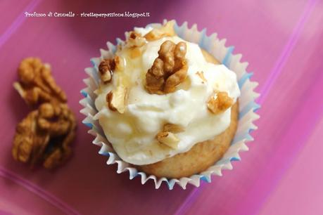 Cupcake integrali con yogurt greco, miele e noci - piccoli viaggi di gusto Cupcake integrali con yogurt greco, miele e noci - piccoli viaggi di gusto