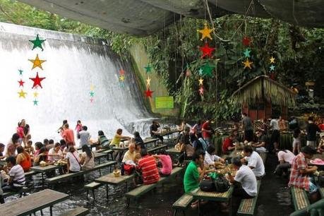 il-ristorante-filippino-ai-piedi-della-cascata