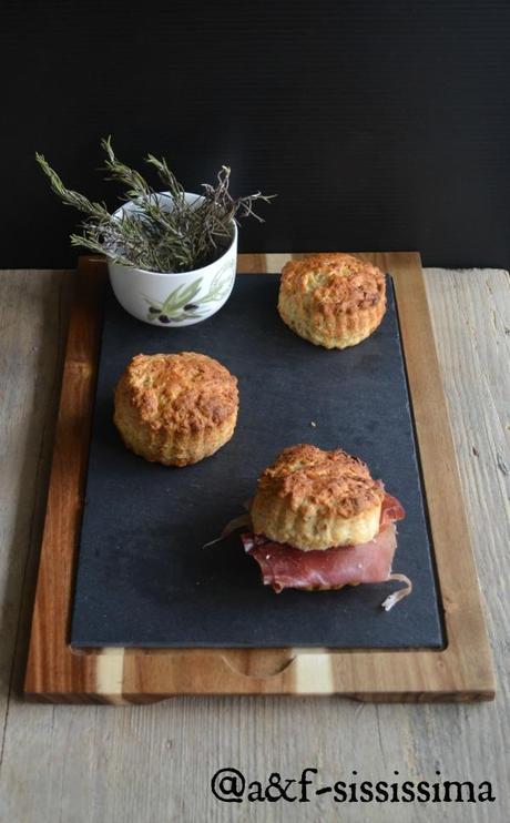 scones al Parmigiano Reggiano e rosmarino