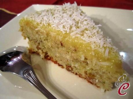 Torta di semolino di riso al pistacchio con crema all'ananas e cocco: l'insolito che diventa costante