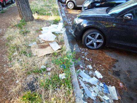 Roma è l'unica città occidentale dove la sosta delle auto non ruota - almeno un giorno a settimana - per consentire lo spazzamento delle strade