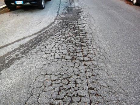 Roma è l'unica città occidentale dove la sosta delle auto non ruota - almeno un giorno a settimana - per consentire lo spazzamento delle strade