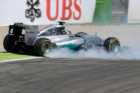 Lewis-Hamilton_crash_qualifiche_GP_Germania_2014 (7)