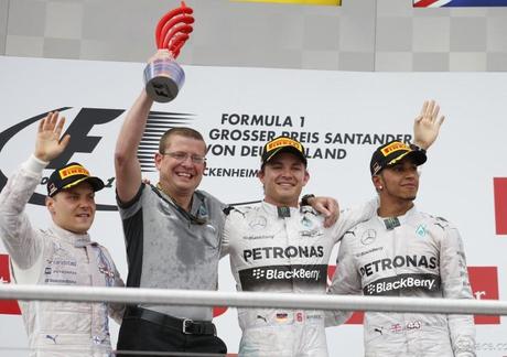 Rosberg vince a casa, Hamilton recupera e sale sul podio
