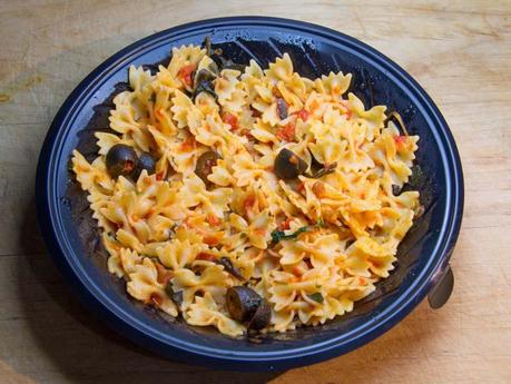 Farfalle con pomodoro e olive