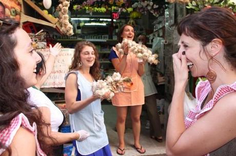 Un pomeriggio ai Quartieri Spagnoli: frutta, verdura e lezione di cucina Fruttivendolo per un minuto