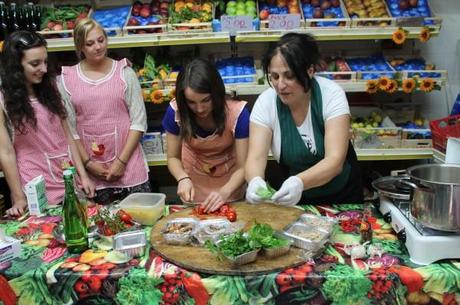 Un pomeriggio ai Quartieri Spagnoli: frutta, verdura e lezione di cucina American Student - Tina