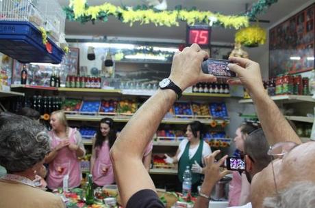 Un pomeriggio ai Quartieri Spagnoli: frutta, verdura e lezione di cucina Da Tina&Angelo