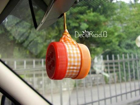 Profumatore per auto, fatto con i tappi di plastica + nuovo watermark Profumatore per auto, fatto con i tappi di plastica + nuovo watermark