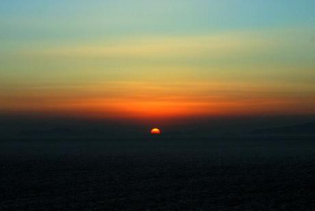 Il tramonto da Oia, da un promontorio sotto il paese
