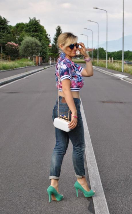 outfit jeans a vita alta e crop top outfit crop top come abbinare il crop top abbinamenti crop top jeans e tacchi outfit maglia stampa a fiori anello luca barra gioielli outfit luglio 2014 outfit estate 2014 outfit estivi outfit di mariafelicia magno fashion blogger di colorblock by felym outfit colorblock by felym crop top stampa a fiori come abbinare le scarpe verdi occhiali da sole lenti a cuore ragazze bionde ragazze italiane fashion blogger italiane milano abbinamento borsa bianca come abbinare la borsa bianca streetstyle look book fblogger