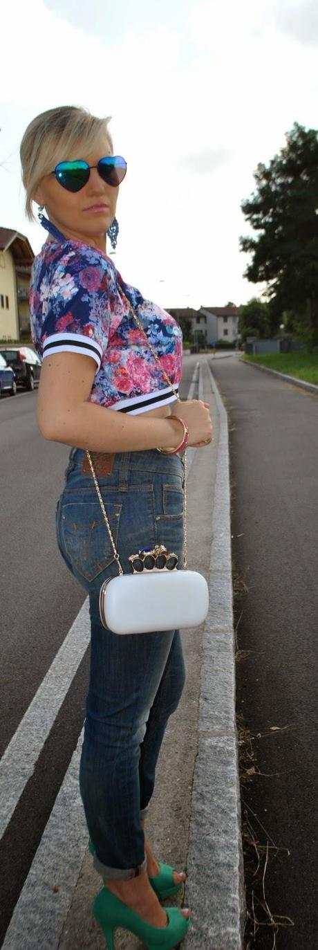 outfit jeans a vita alta e crop top outfit crop top come abbinare il crop top abbinamenti crop top jeans e tacchi outfit maglia stampa a fiori anello luca barra gioielli outfit luglio 2014 outfit estate 2014 outfit estivi outfit di mariafelicia magno fashion blogger di colorblock by felym outfit colorblock by felym crop top stampa a fiori come abbinare le scarpe verdi occhiali da sole lenti a cuore ragazze bionde ragazze italiane fashion blogger italiane milano abbinamento borsa bianca come abbinare la borsa bianca streetstyle look book fblogger