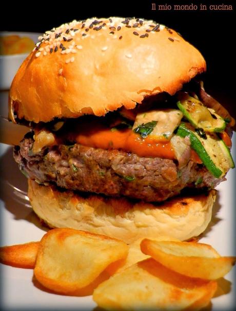 BURGER di cavallo con melanzane e zucchine grigliate, PECORINO nero di Pienza e salsa di PEPERONI