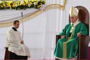 Caserta, 200mila per il Papa: “Difendete questa terra”