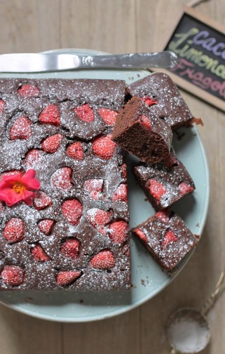 TORTA AL CACAO, LIMONCELLO E FRAGOLE.