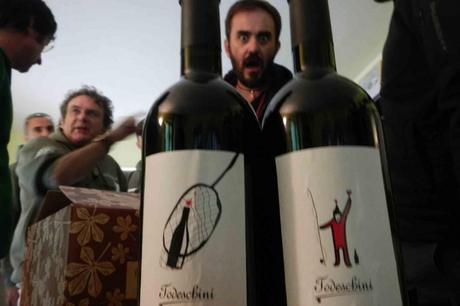 Emilio Todeschini e Matteo de Falco sbucano dietro il vino rosso!
