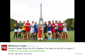 Nella foto, i 12 capitani posano sotto la Tour Eiffel (screenshot dal twitter ufficiale della IRB Womens, https://twitter.com/irbwomens)