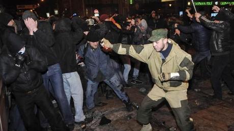 Ucraina: scontri in Donetsk impediscono accesso a sito aereo abbattuto. Ue si accorda per sanzioni a Mosca